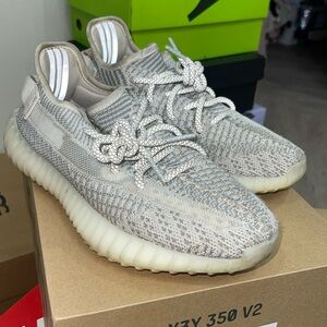 Yeezy boost 350 V2 size 5 just needs to be cleaned.